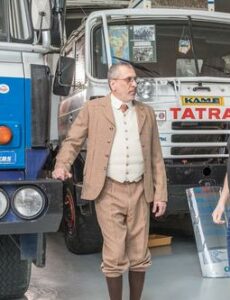 Klenoty s vůní benzinu 1. série 1. epizóda (S01E01) – 1. díl